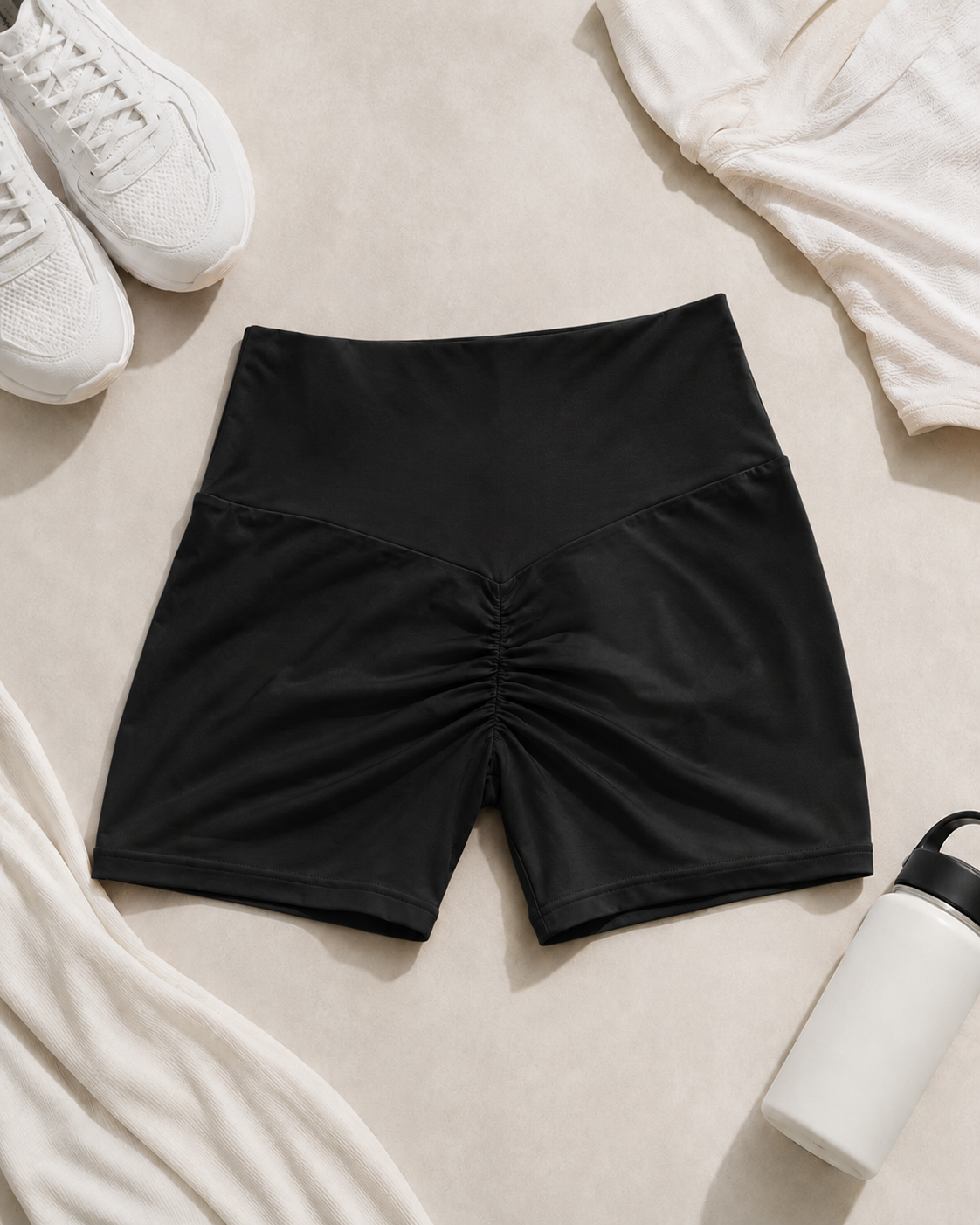Isela Scrunch Fitness Shorts Damen in Schwarz – Premium Flatlay