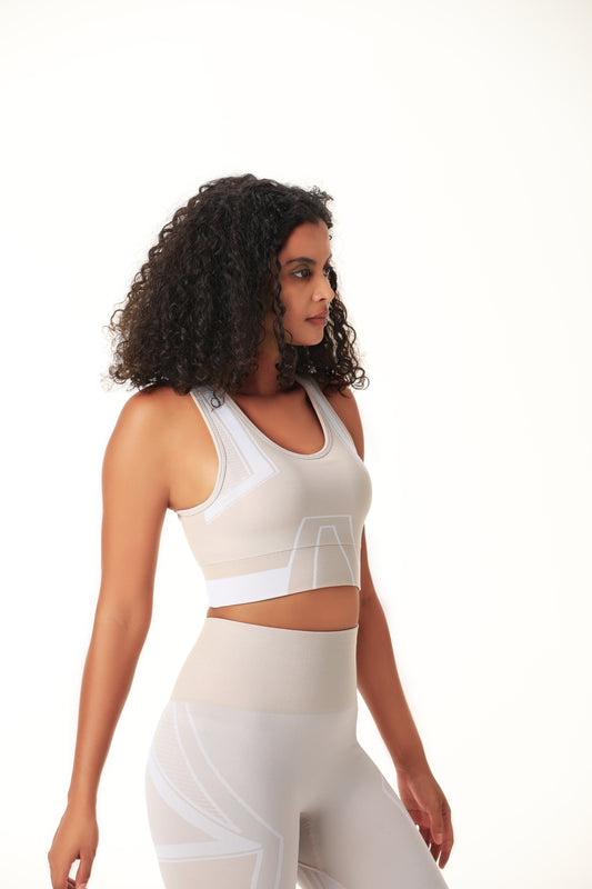 Damen Nude Seamless Yoga Set – Sport-BH & Kurzarm Pants – Produktbild 1 – Farbe „Light Coffee“