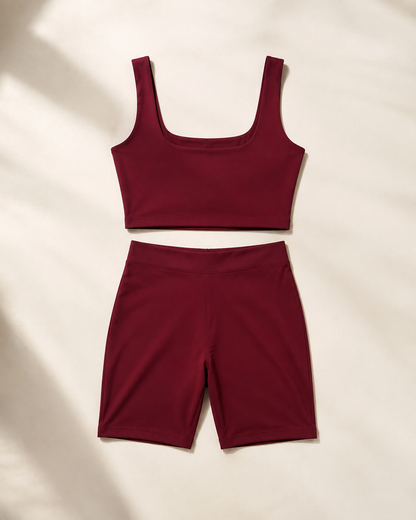 ISELA Damen Sport-Set Bordeaux – Crop-Top und Biker-Shorts Flatlay