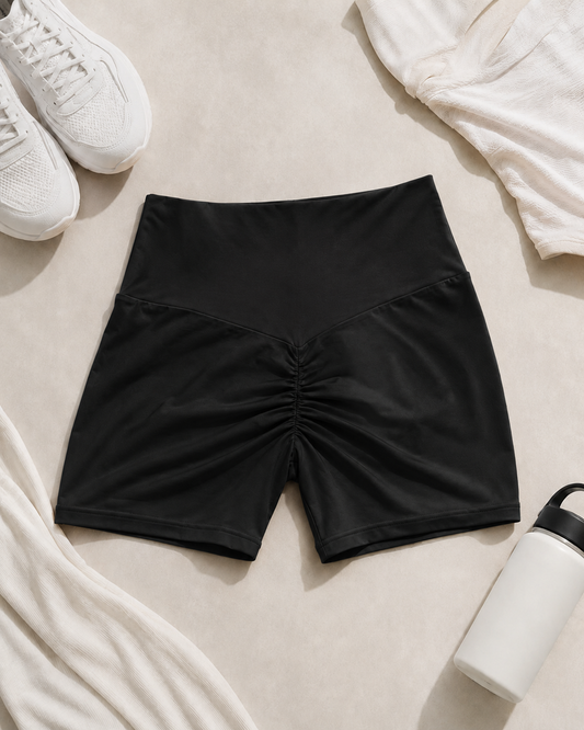 Isela Scrunch Fitness Shorts Damen in Schwarz – Premium Flatlay